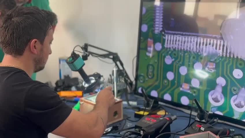Detalhe de trabalho em placa eletrônica na bancada de treinamento